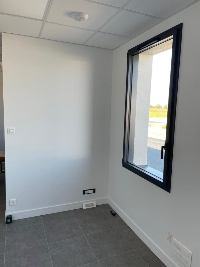 entrée professionnelle vide avant aménagement intérieur