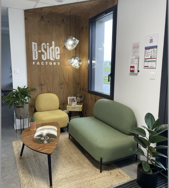 aménagement espace accueil TPE avec assises, plantes, signalétique et éclairage