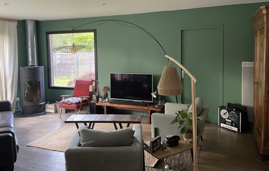 Mise en couleurs salon Montaigu afin de connecte l'intérieur et l'extérieur et délimité l'espace