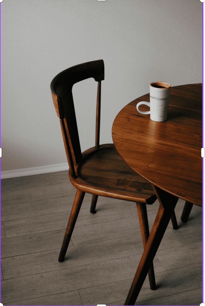 Scène intérieure minimaliste avec chaise vide et tasse posée, évoquant l'écoute du lieu, la disponibilité et l'analyse sensible de l'espace.