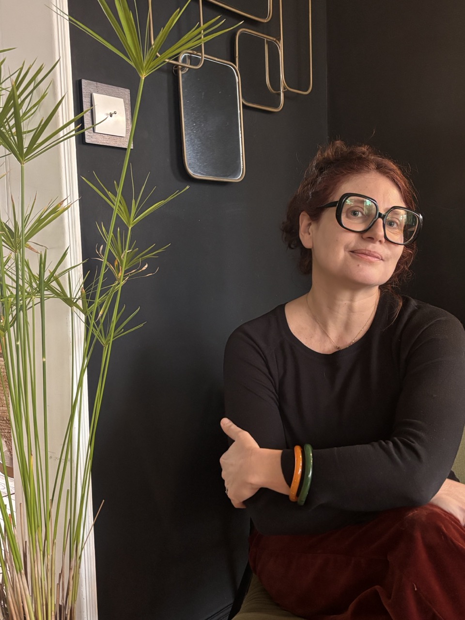 Juliette, décoratrice d’intérieur à La Roche sur Yon, dans son bureau élégant et intime, entourée de matières naturelles et d’objets inspirants.