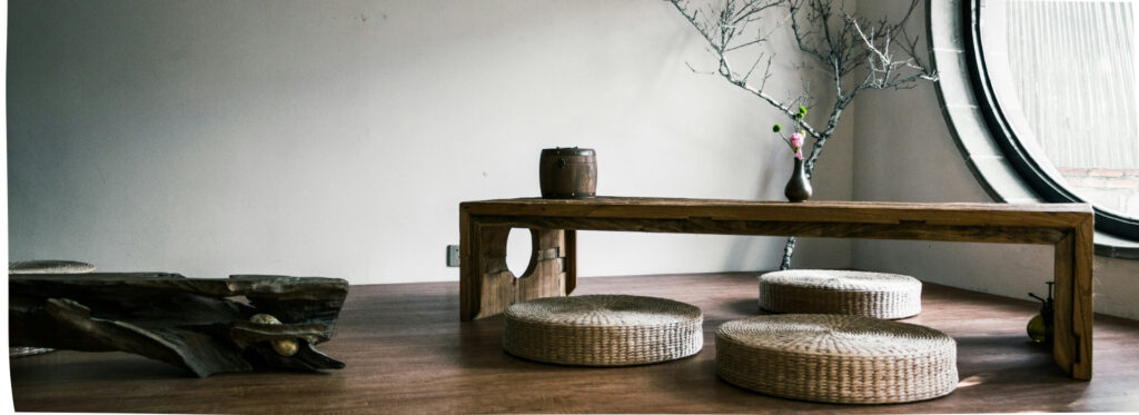 espace intérieur apaisant avec table basse en bois brut et assises naturelles, reflet d'une décoration sensible et sur-mesure par une décoratrice d'intérieur à la Roche Sur Yon