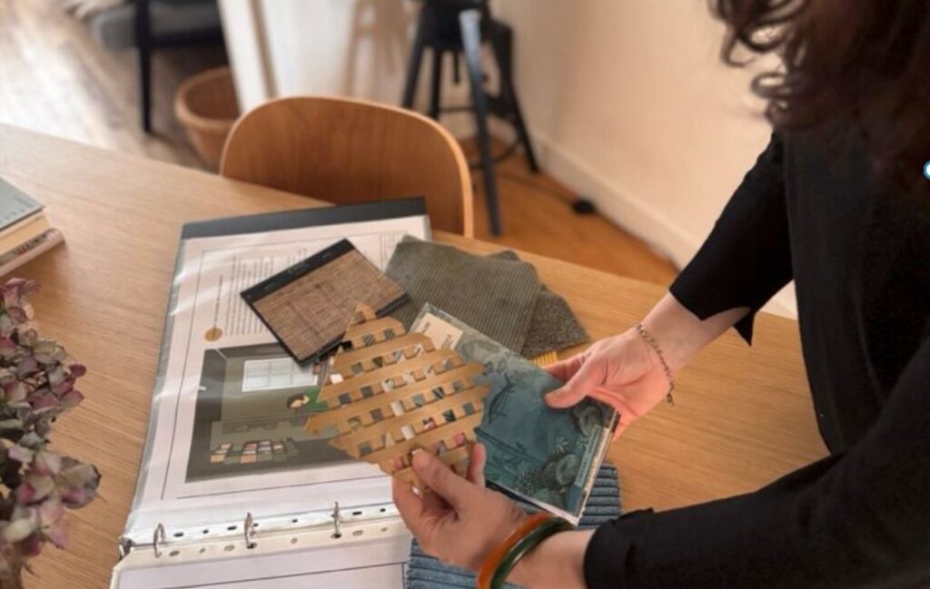 des échantillons, des plans, mains des décoratrices en premier plan