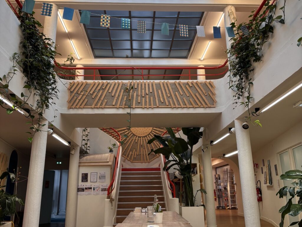 vue sur la grande salle du bas du Grand Bain à Nantes où se situe l'ouvre boite, on voit un escalier majestueux et on devine une décoration originale