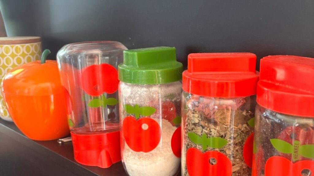 objets colorés vintage dans une cuisine aux lignes simples