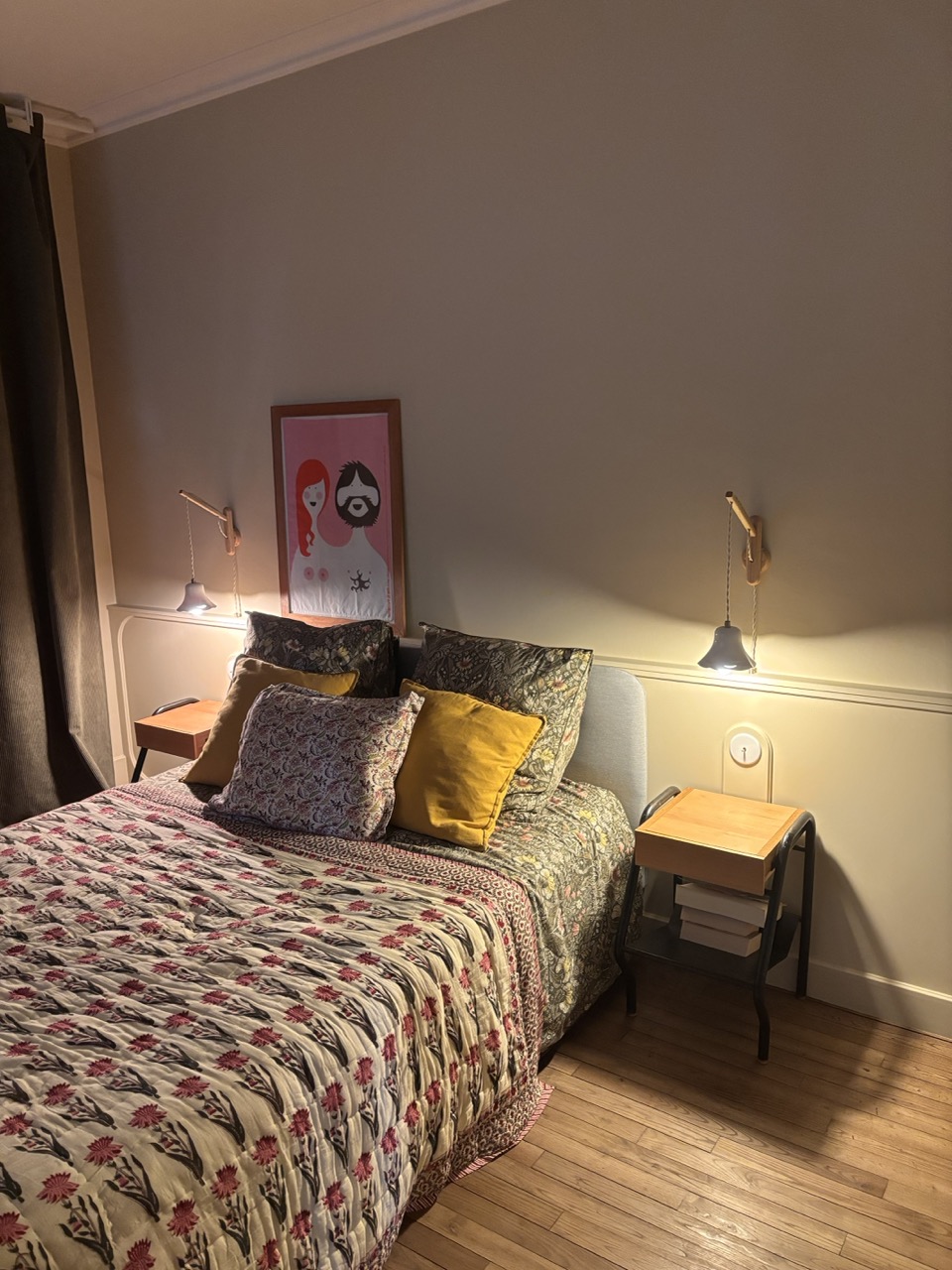 Ambiance de nuit : liseuses en porcelaine, tête de lit et textiles profonds