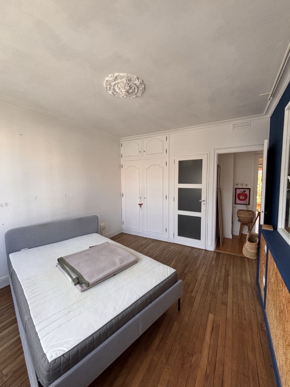 Chambre parentale avant rénovation – vue placard