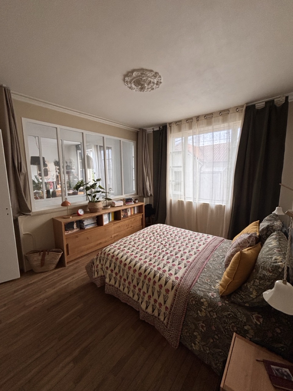 Chambre parentale réinventée : vue sur la verrière, teinte Ressource La Corolle et menuiseries sur-mesure