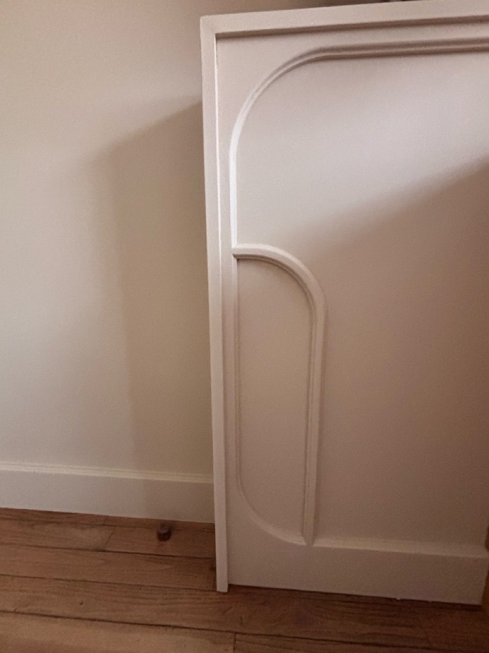 Détail de moulure arrondie sur sous-bassement peint ton sur ton