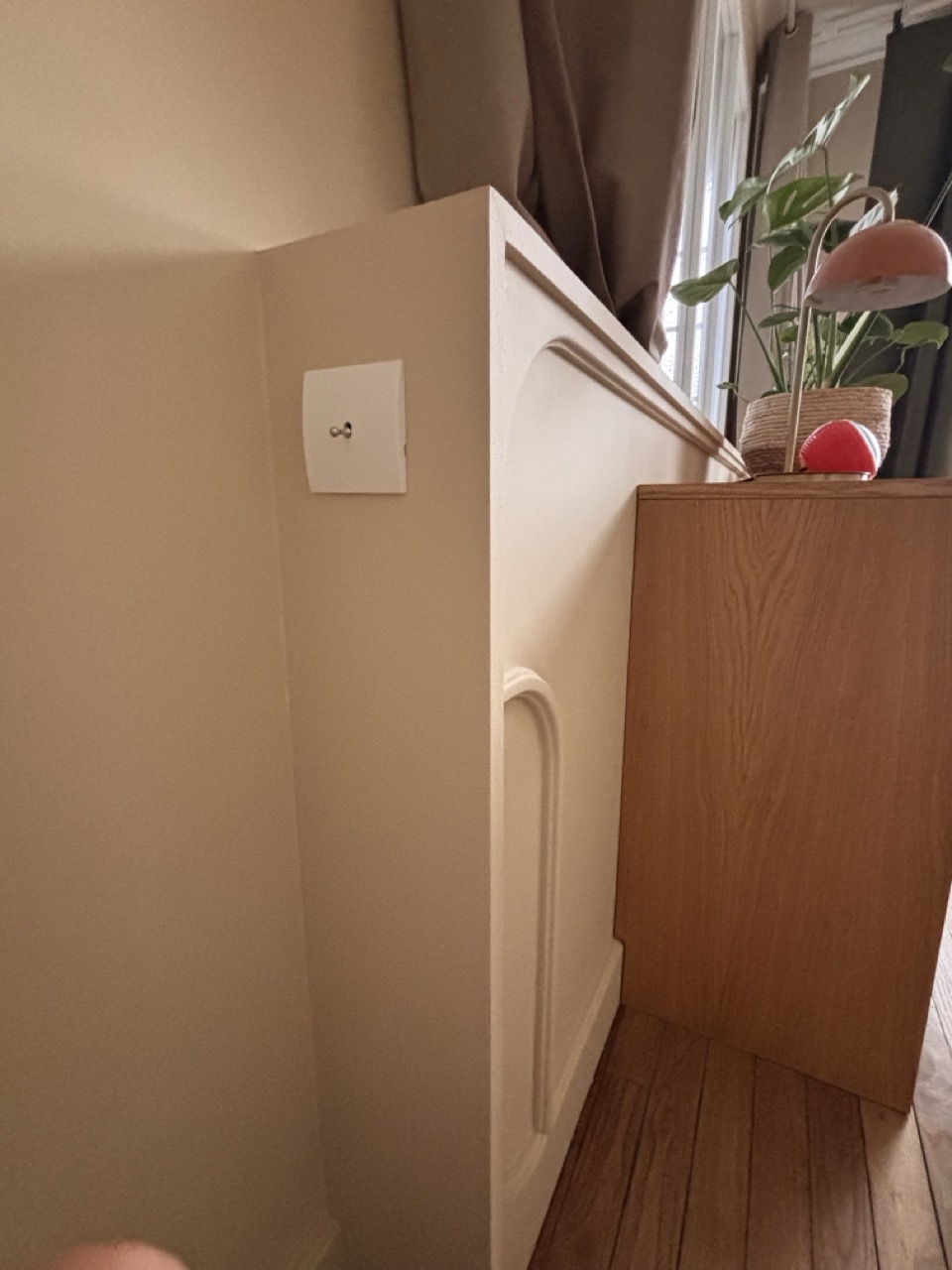 Détail sous-bassement côté verrière : moulures arrondies et peinture ton sur ton