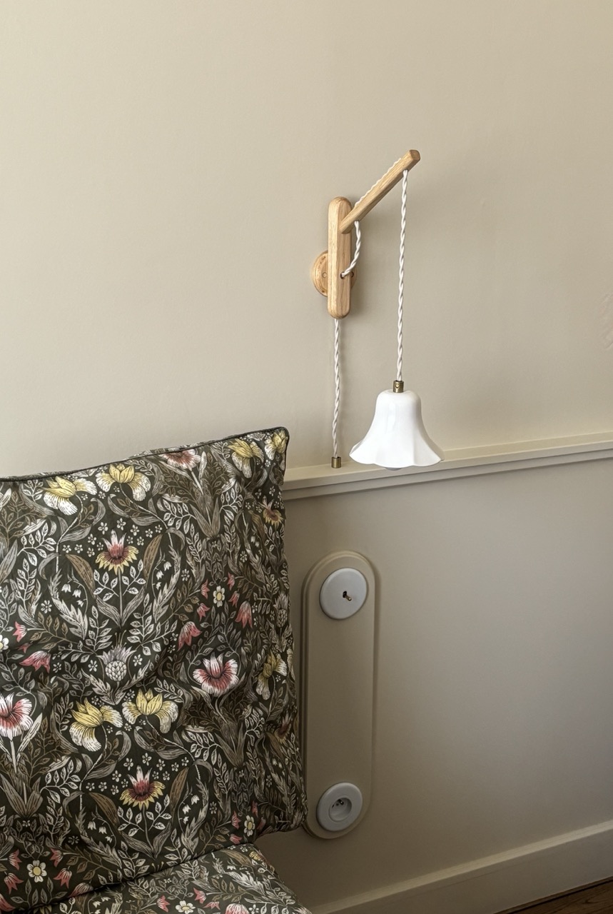 Liseuse en porcelaine blanche sur potence en chêne, cordon torsadé