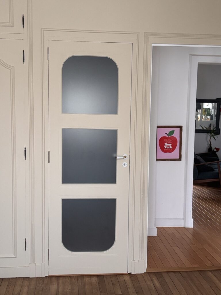 Porte intérieure avec vitres dépolies repeinte dans la même teinte beige que les murs