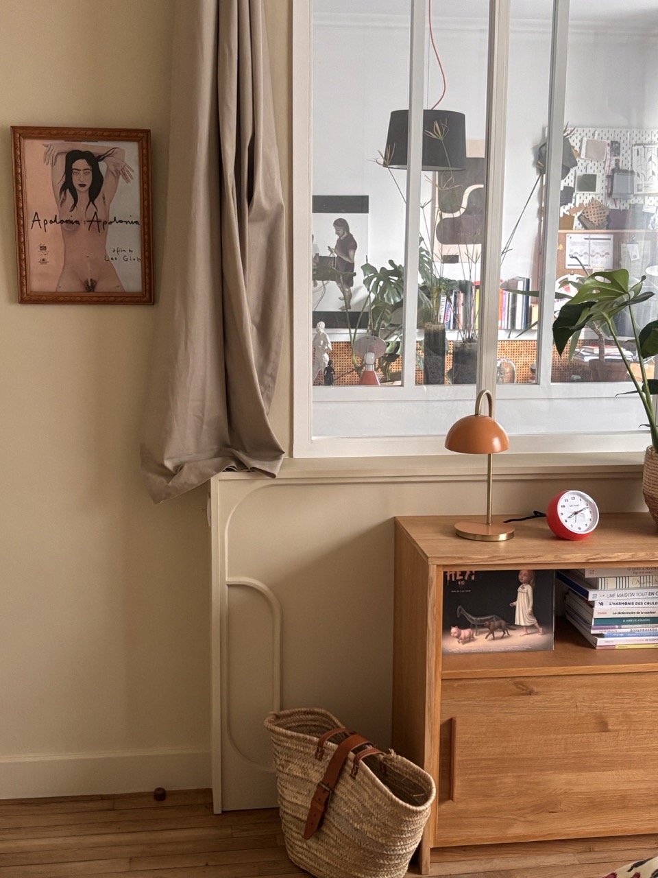 Vue d’entrée de la chambre réinventée avec circulation fluide et lumière naturelle
