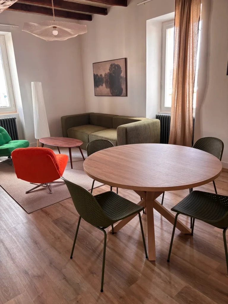 Vue sur une pièce de vie d'une colocation pour 4 personnes, salon cosy et coloré