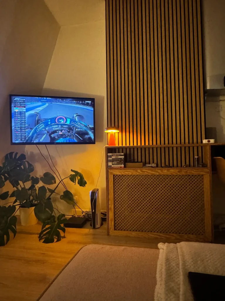 Appartement parisien sous les toits habillage revêtement mural et cache radiateur