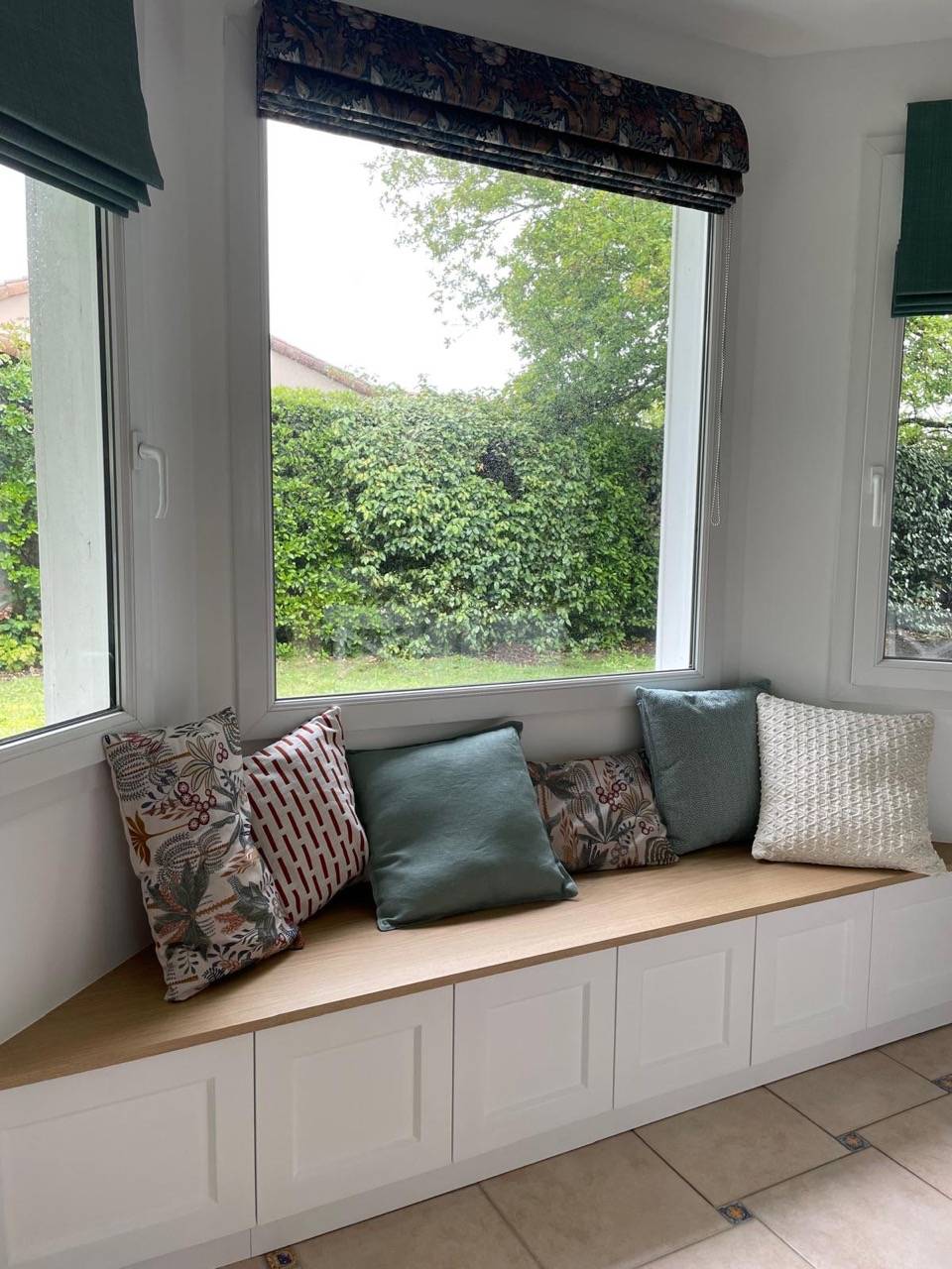 Agencement sur-mesure d’une assise dans la cuisine – projet déco lumineux à Aizenay
